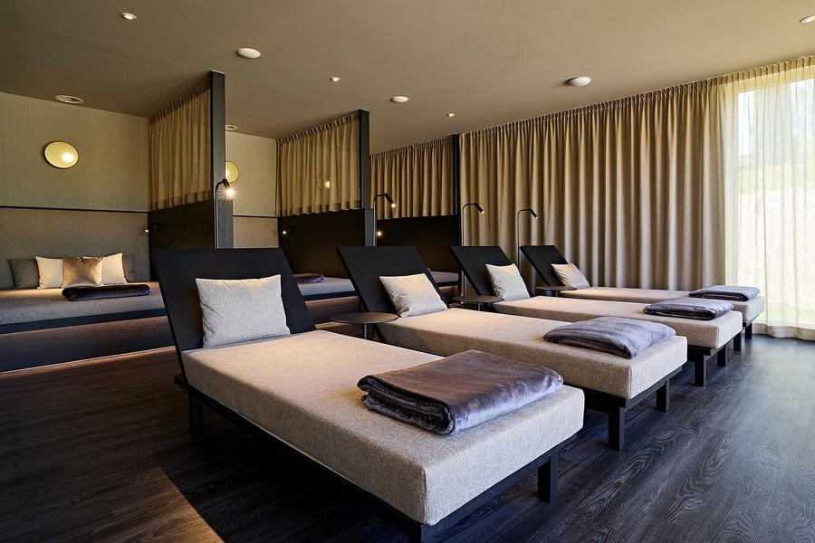 Blick in einen der neuen Ruheräume im Hotel Krone mit gemütlichen Liegen und ruhigen Nieschen