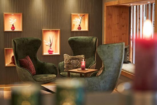 Blick in die Hotel Lounge mit gemütlichen Sesseln, die zum verweilen einladen