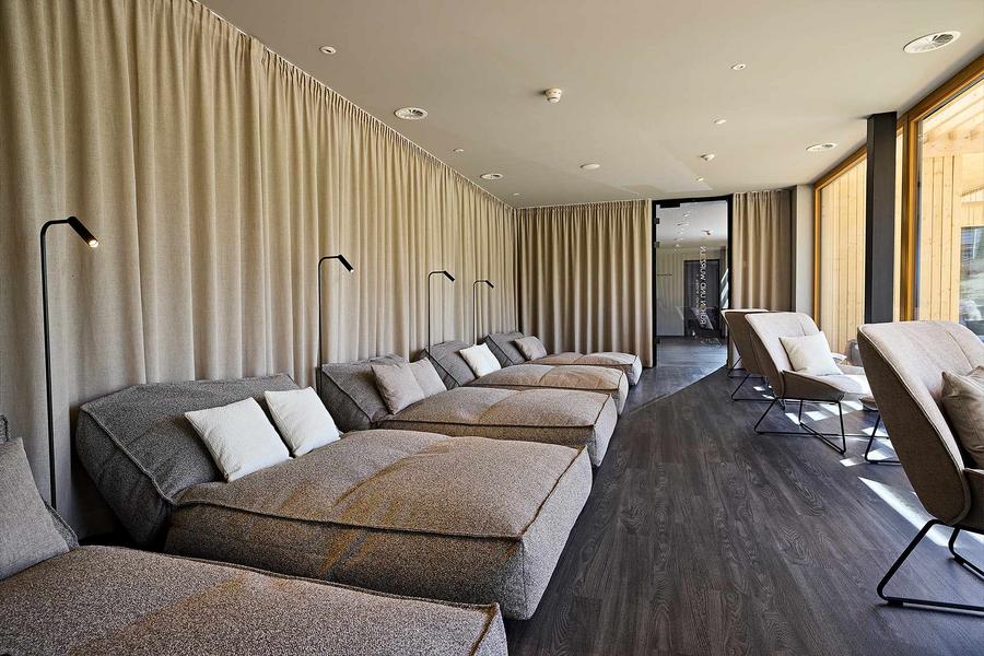 Blick in einen neuen Ruheraum des Hotels mit gemütlichen Liegen und Sesseln