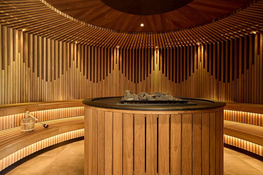 große, moderne finnische Sauna im neuen Spabereich des Hotels