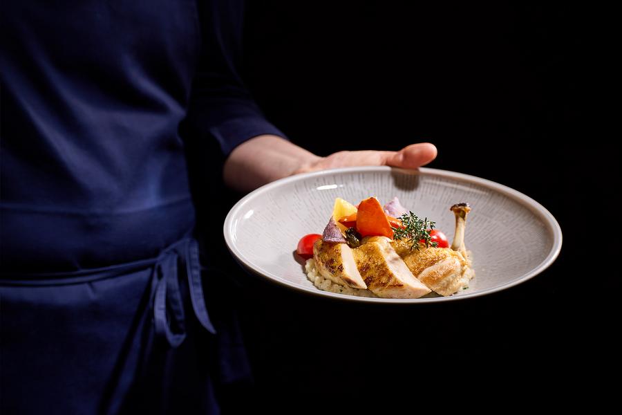 Bild eines leckeren Gerichts mit saftigem Hühnchen und frischem Gemüse