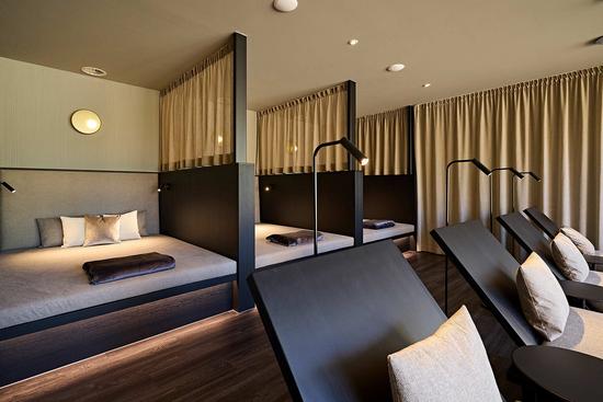 Blick in einen der neuen Ruheräume im Hotel Krone mit gemütlichen Liegen und ruhigen Nieschen