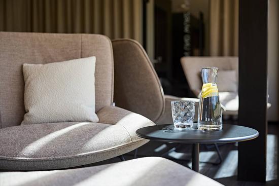 Blick in einen neuen Ruheraum des Hotels mit gemütlichen Liegen und Sesseln