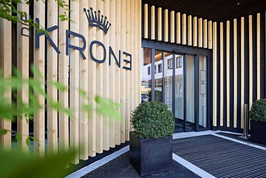 Eingangsbereich des Hotel Krone in Stein mit Logo und Beflanzung